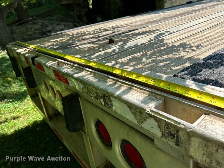 image for item OK9735 2000 Reitnouer  flatbed trailer