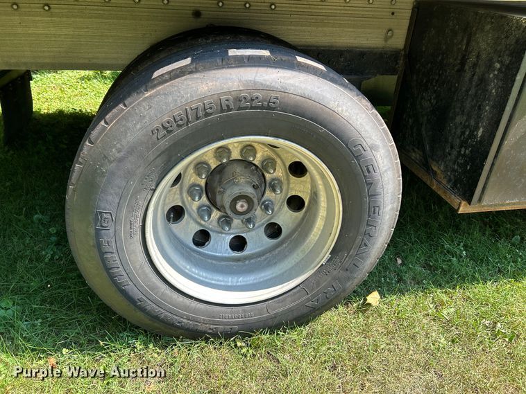 image for item OK9735 2000 Reitnouer  flatbed trailer