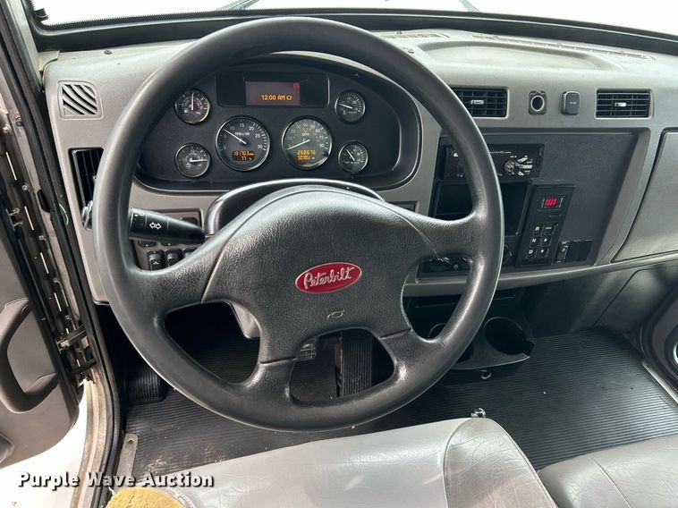 image for item DJ6336 2016 Peterbilt 330  box truck