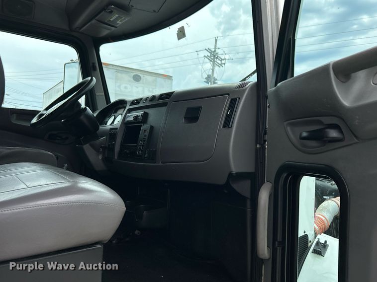 image for item DJ6336 2016 Peterbilt 330  box truck