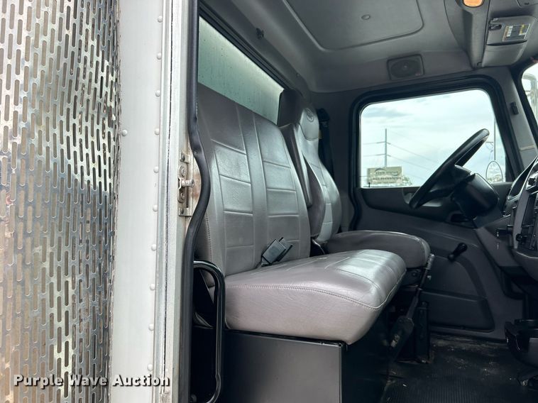 image for item DJ6336 2016 Peterbilt 330  box truck