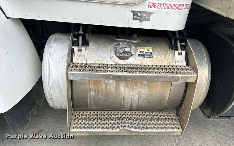 image for item DJ6337 2016 Peterbilt 330  box truck