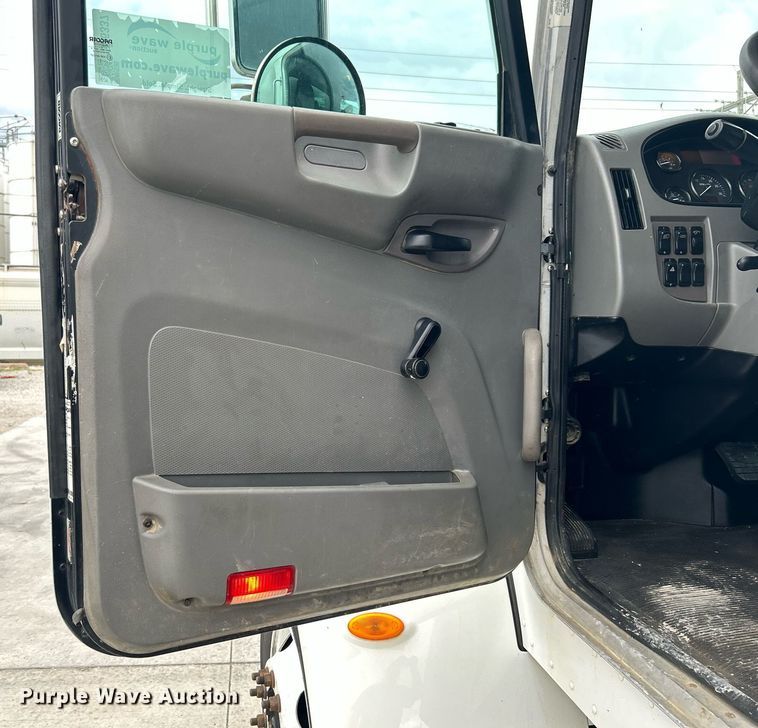 image for item DJ6337 2016 Peterbilt 330  box truck