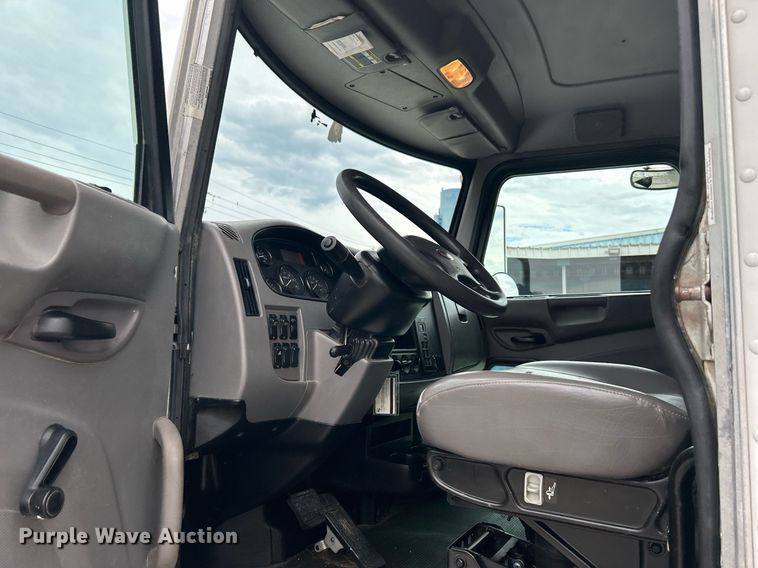 image for item DJ6337 2016 Peterbilt 330  box truck