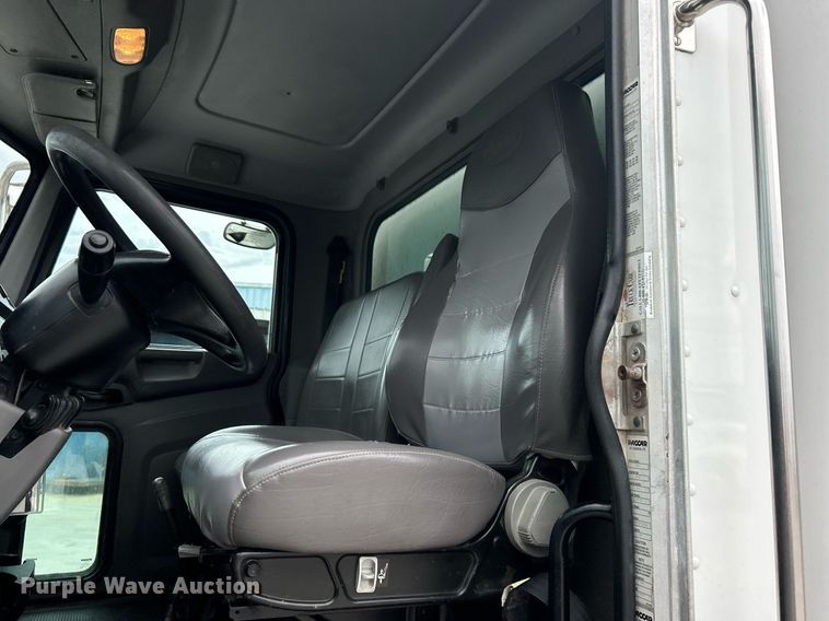 image for item DJ6337 2016 Peterbilt 330  box truck