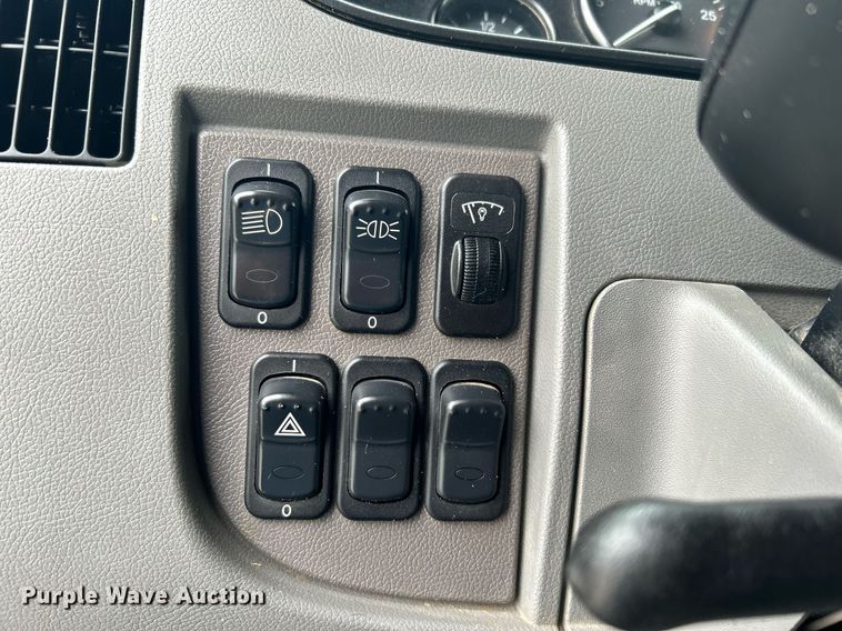 image for item DJ6337 2016 Peterbilt 330  box truck