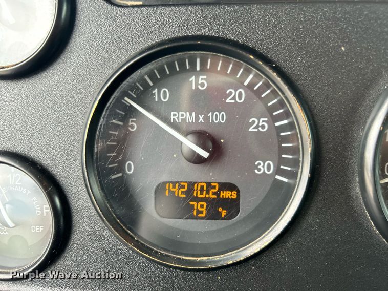 image for item DJ6337 2016 Peterbilt 330  box truck