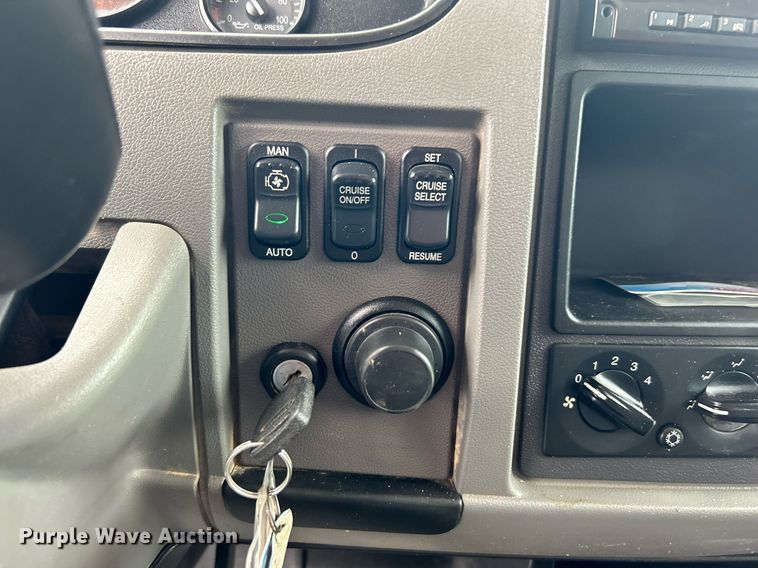 image for item DJ6337 2016 Peterbilt 330  box truck