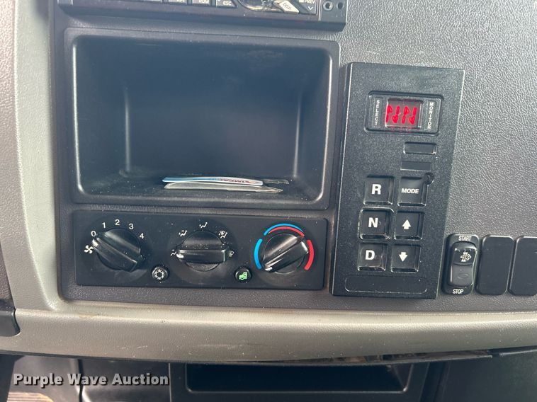 image for item DJ6337 2016 Peterbilt 330  box truck