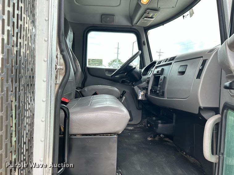 image for item DJ6337 2016 Peterbilt 330  box truck