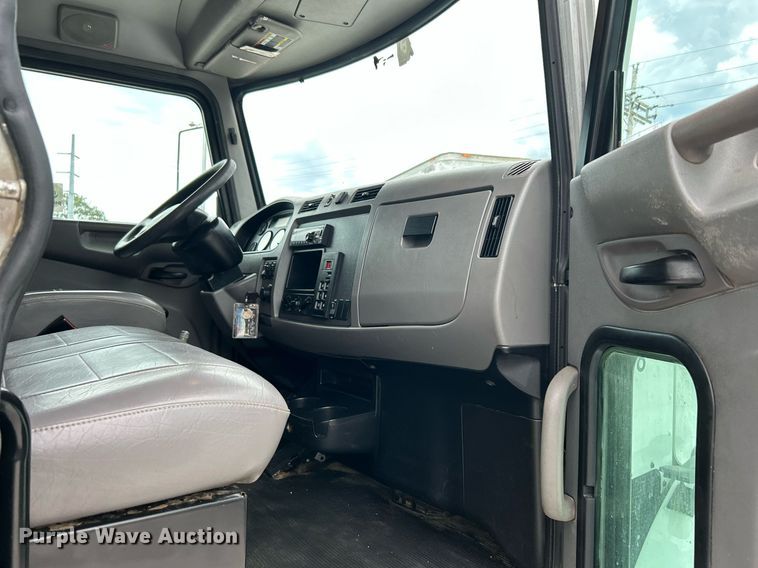 image for item DJ6337 2016 Peterbilt 330  box truck