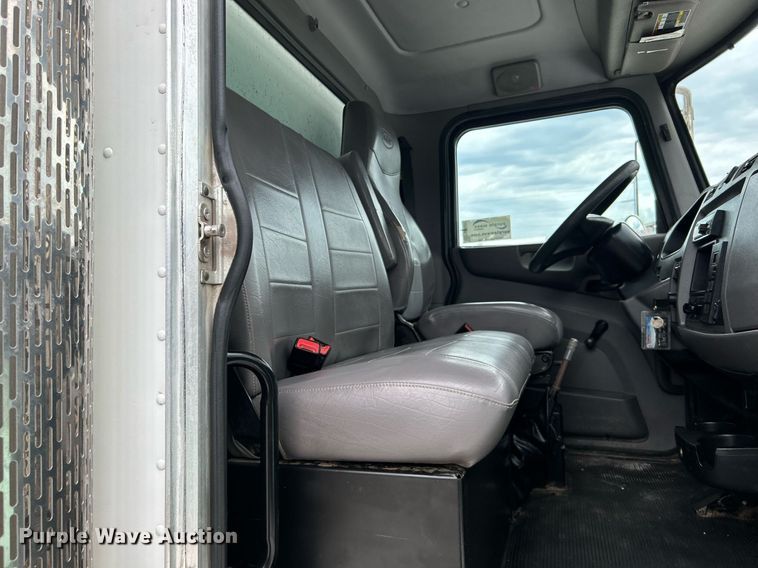 image for item DJ6337 2016 Peterbilt 330  box truck