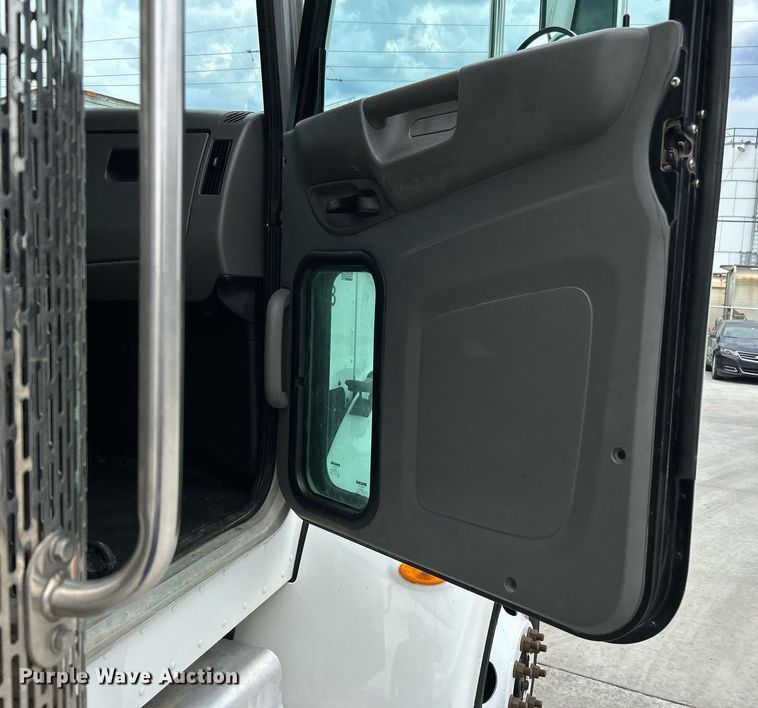 image for item DJ6337 2016 Peterbilt 330  box truck