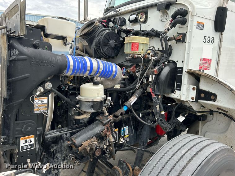 image for item DJ6337 2016 Peterbilt 330  box truck