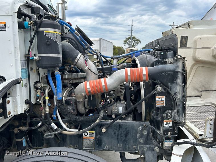 image for item DJ6337 2016 Peterbilt 330  box truck