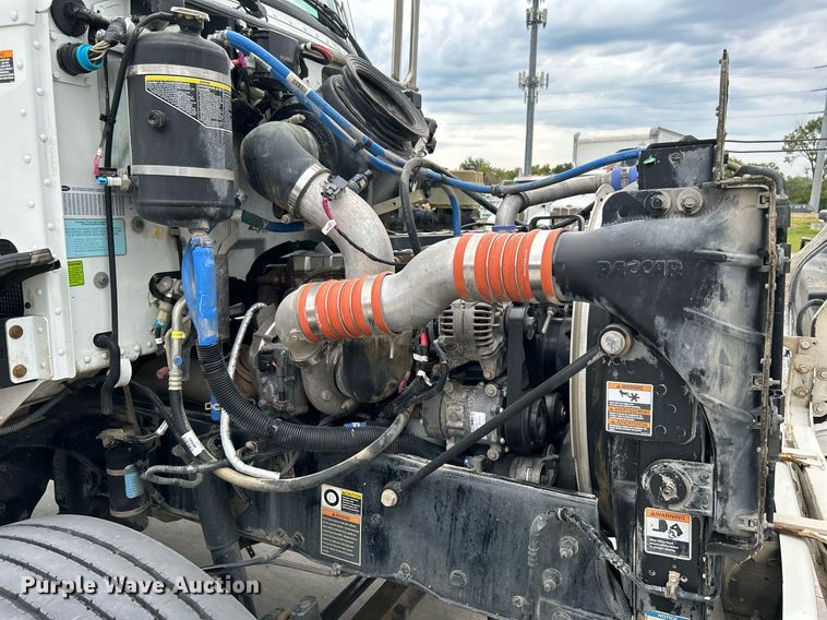 image for item DJ6337 2016 Peterbilt 330  box truck