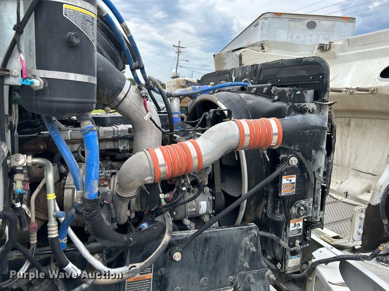 image for item DJ6337 2016 Peterbilt 330  box truck