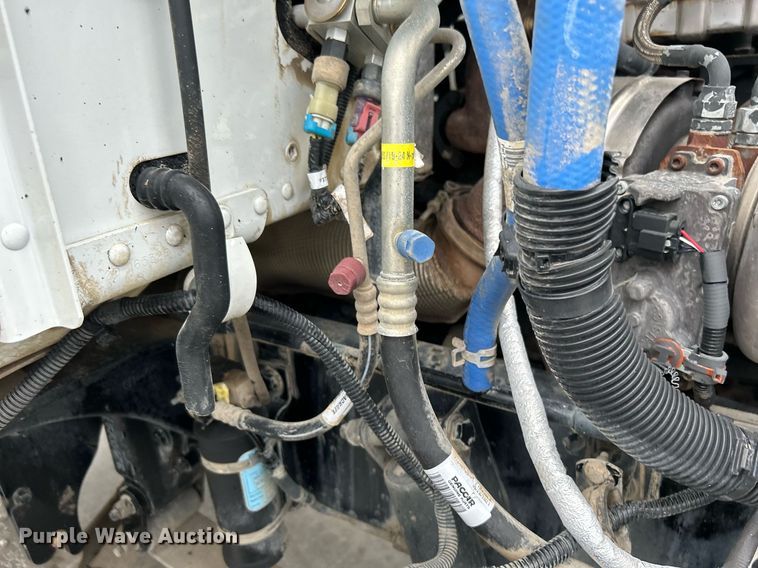 image for item DJ6337 2016 Peterbilt 330  box truck