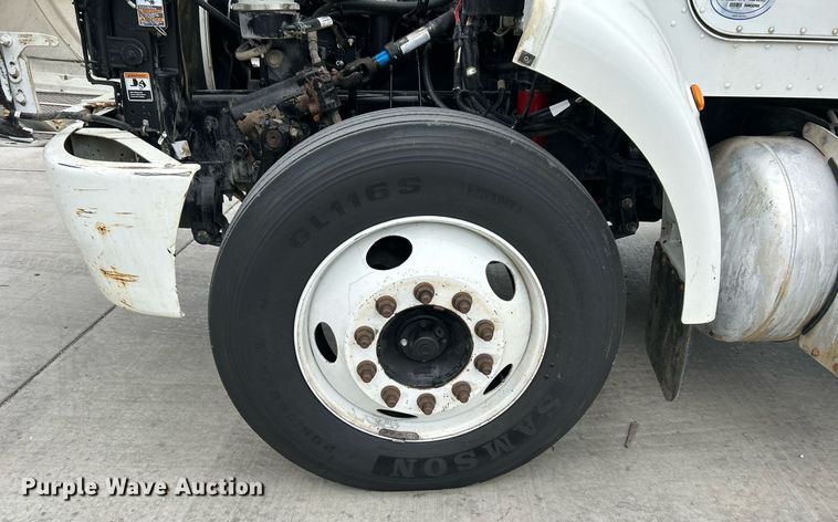 image for item DJ6337 2016 Peterbilt 330  box truck