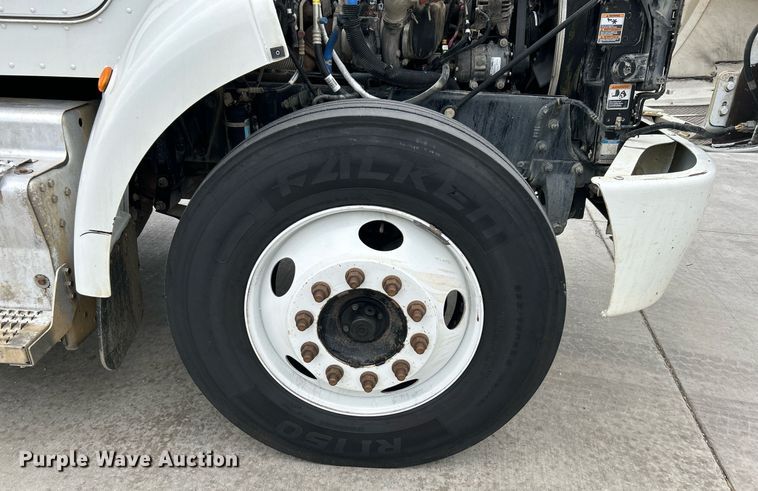 image for item DJ6337 2016 Peterbilt 330  box truck