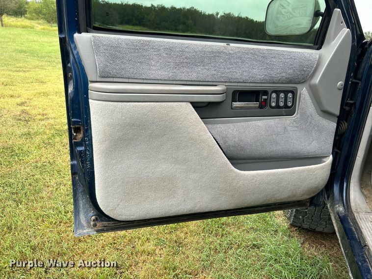 image for item DJ6338 1993 Chevrolet 1500  Ext. Cab pickup truck