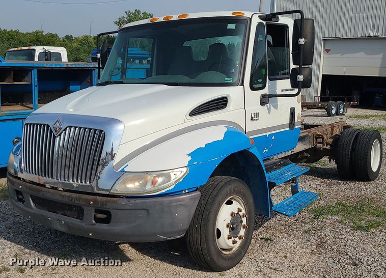 image for item DK4009 2002 International 4300  truck cab and chassis