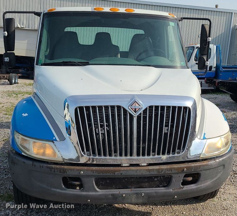 image for item DK4009 2002 International 4300  truck cab and chassis