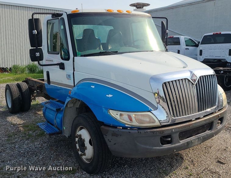 image for item DK4009 2002 International 4300  truck cab and chassis