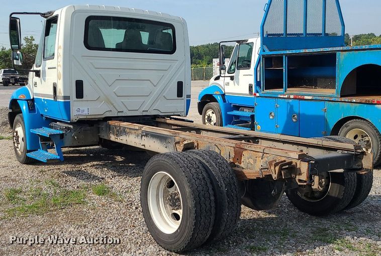 image for item DK4009 2002 International 4300  truck cab and chassis