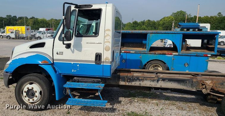 image for item DK4009 2002 International 4300  truck cab and chassis