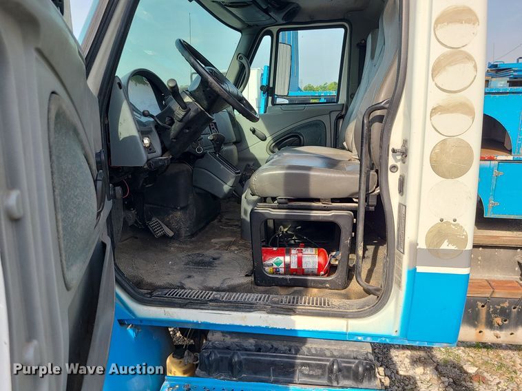 image for item DK4009 2002 International 4300  truck cab and chassis