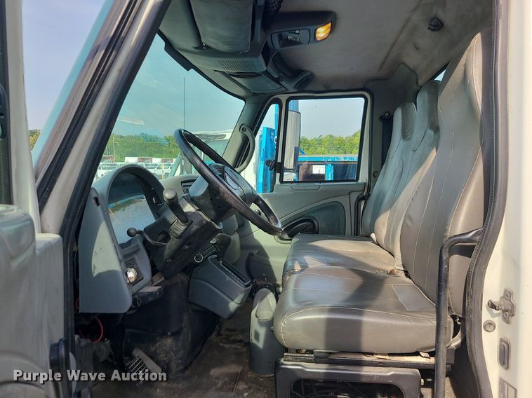 image for item DK4009 2002 International 4300  truck cab and chassis