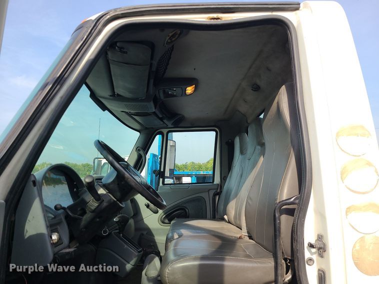 image for item DK4009 2002 International 4300  truck cab and chassis