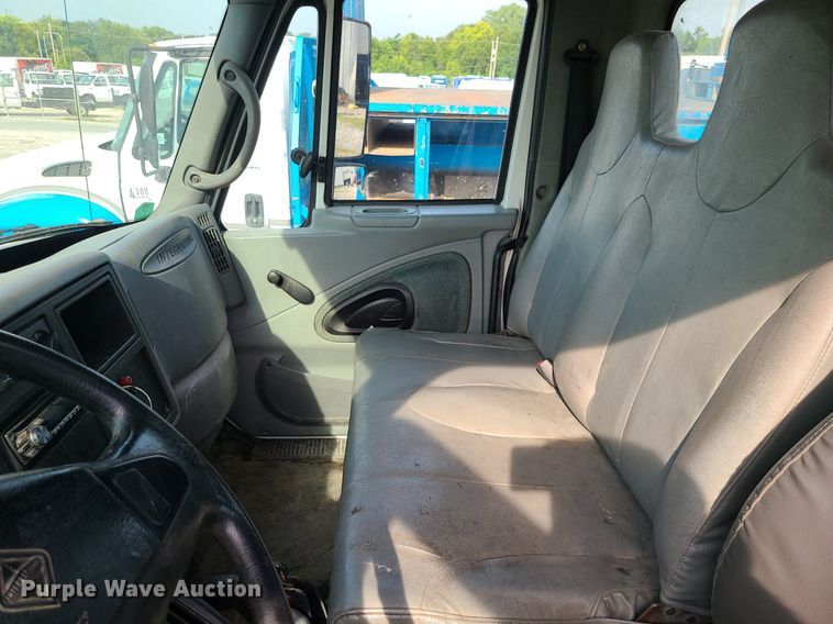 image for item DK4009 2002 International 4300  truck cab and chassis