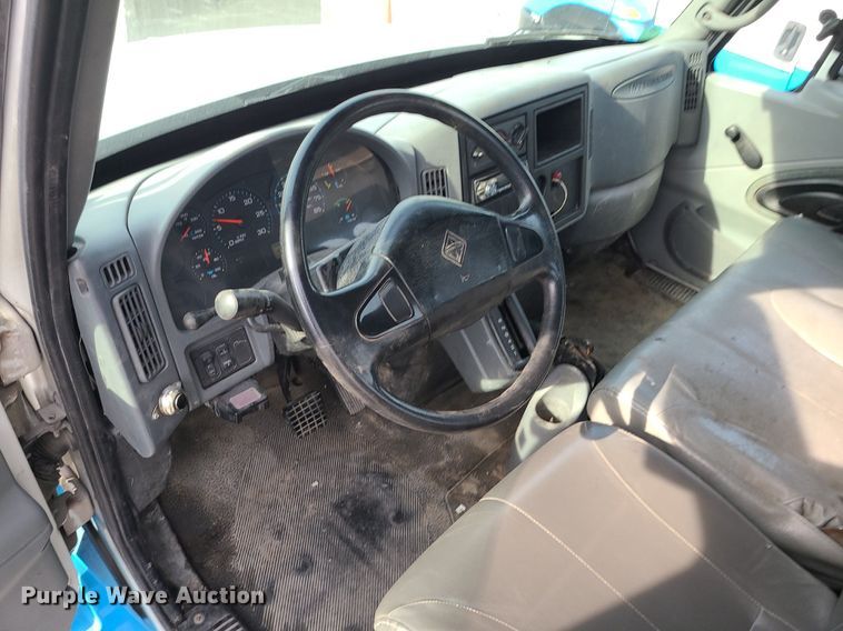 image for item DK4009 2002 International 4300  truck cab and chassis