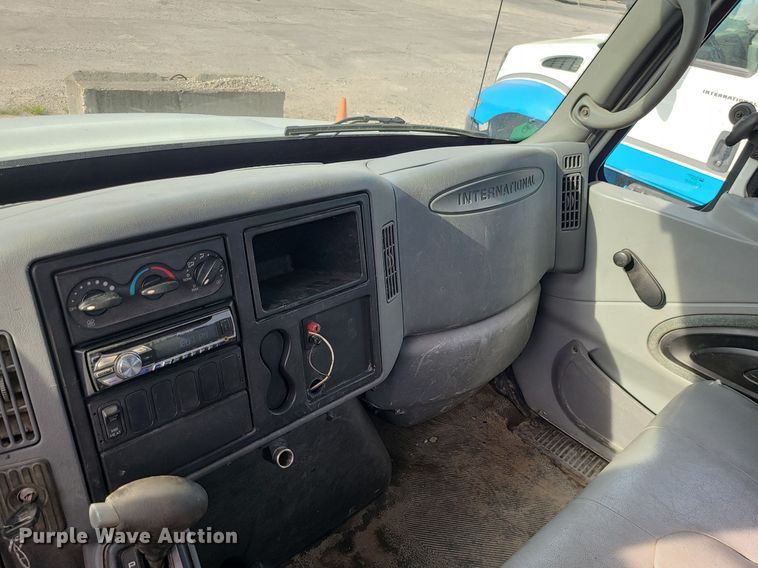 image for item DK4009 2002 International 4300  truck cab and chassis