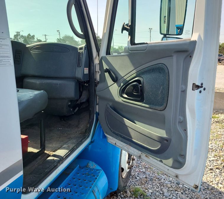 image for item DK4009 2002 International 4300  truck cab and chassis