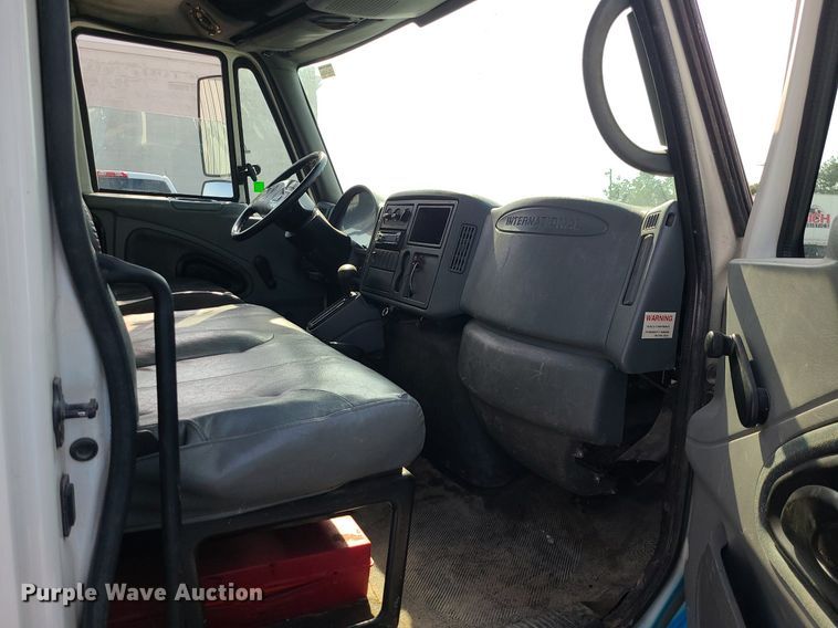 image for item DK4009 2002 International 4300  truck cab and chassis