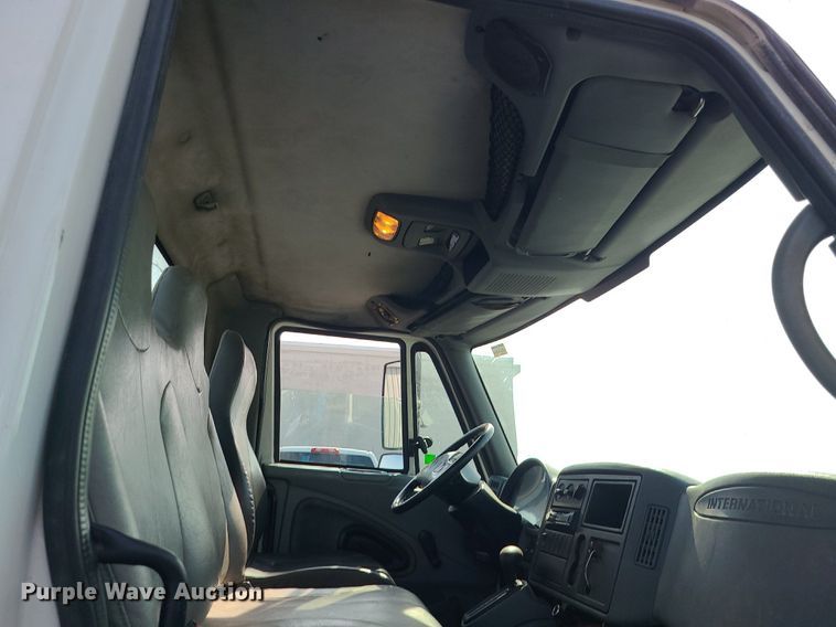 image for item DK4009 2002 International 4300  truck cab and chassis