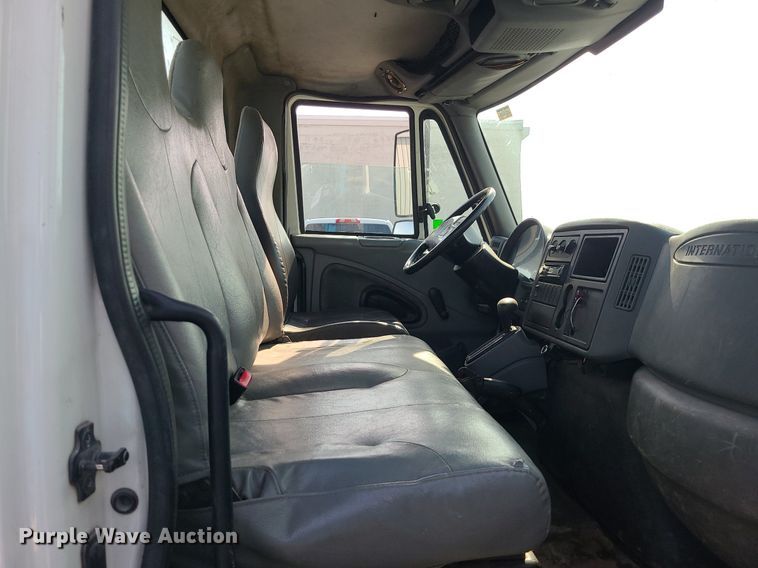 image for item DK4009 2002 International 4300  truck cab and chassis