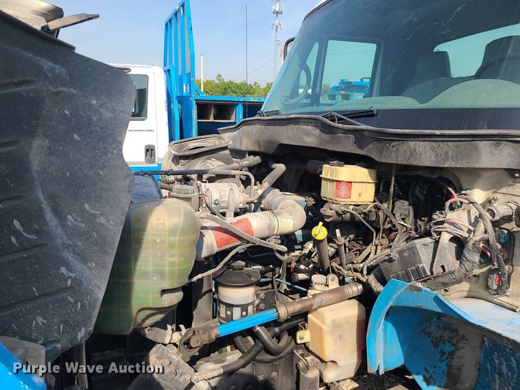 image for item DK4009 2002 International 4300  truck cab and chassis