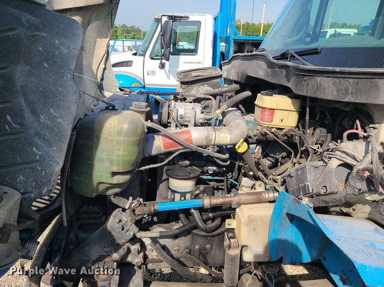 image for item DK4009 2002 International 4300  truck cab and chassis