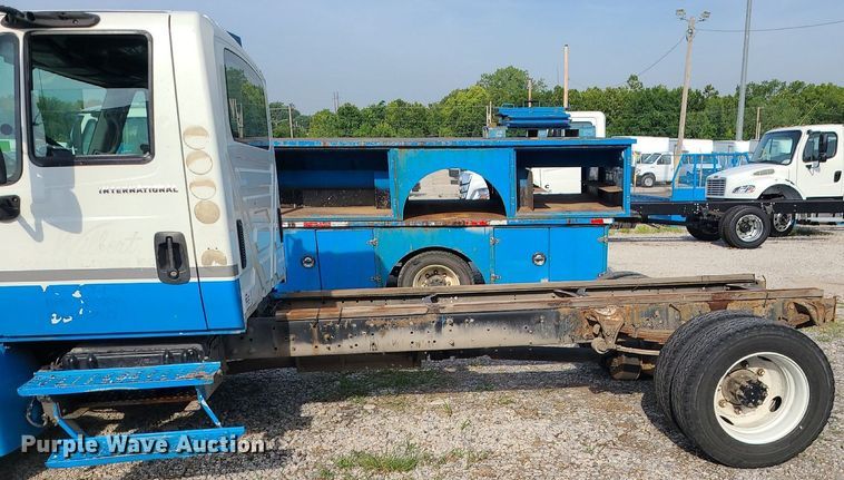 image for item DK4009 2002 International 4300  truck cab and chassis