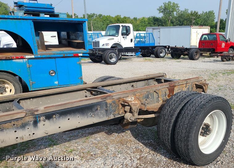 image for item DK4009 2002 International 4300  truck cab and chassis