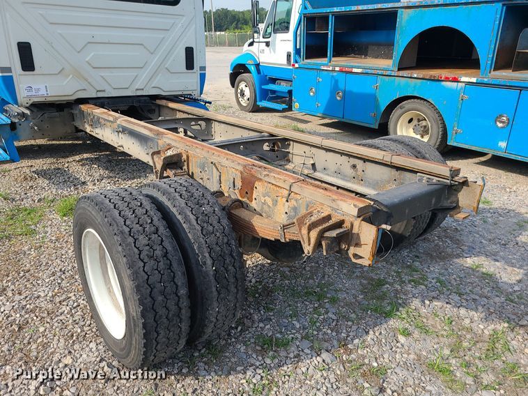 image for item DK4009 2002 International 4300  truck cab and chassis