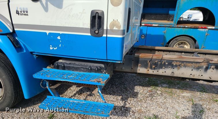 image for item DK4009 2002 International 4300  truck cab and chassis