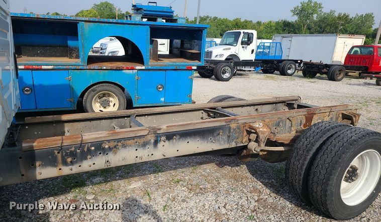 image for item DK4009 2002 International 4300  truck cab and chassis