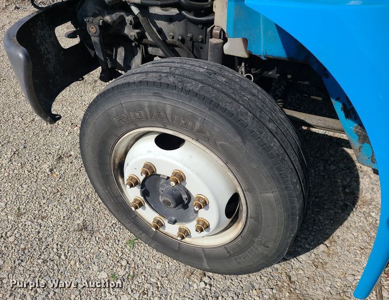 image for item DK4009 2002 International 4300  truck cab and chassis