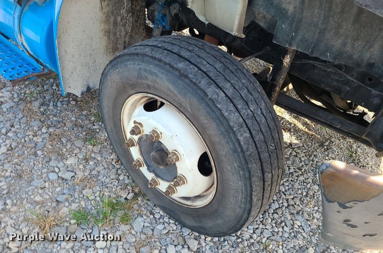 image for item DK4009 2002 International 4300  truck cab and chassis