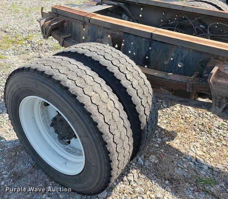 image for item DK4009 2002 International 4300  truck cab and chassis